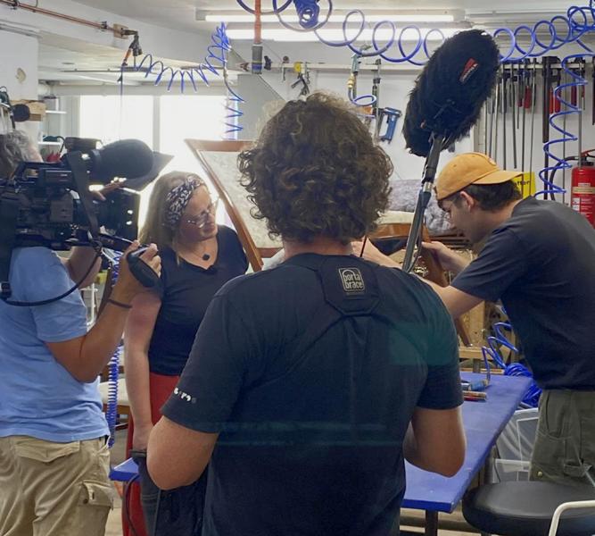 Ein Filmteam des NDR dreht für die Nordstory in der Polsterei Kraftschik aus Wolfenbuettel eine Reportage