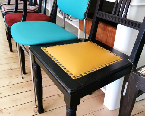 Polsterstühle haben eine neue Sitzfläche bekommen, 4 unterschiedliche Stühle stehen nebeneinander.