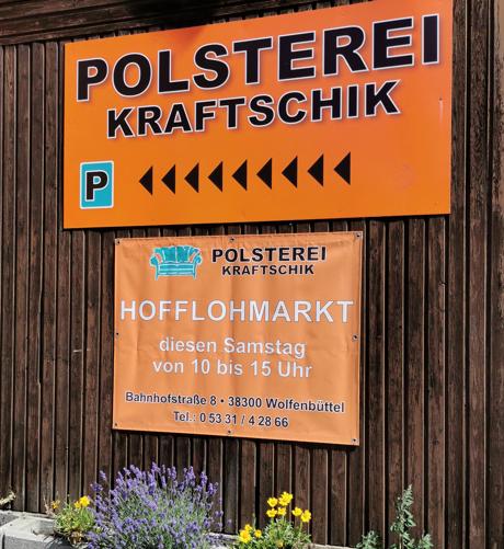 Hinweisschild für Hofflohmarkt und Parkplatz  von Polsterei Kraftschik Wolfenbüttel